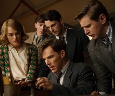 Keira Knightley, Matthew Beard, Matthew Goode, Benedict Cumberbatch i Allen Leech w scenie z filmu "Gra tajemnic"
