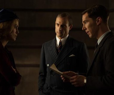Keira Knigthley, Mark Strong i Benedict Cumberbatch w scenie z filmu "Gra tajemnic"