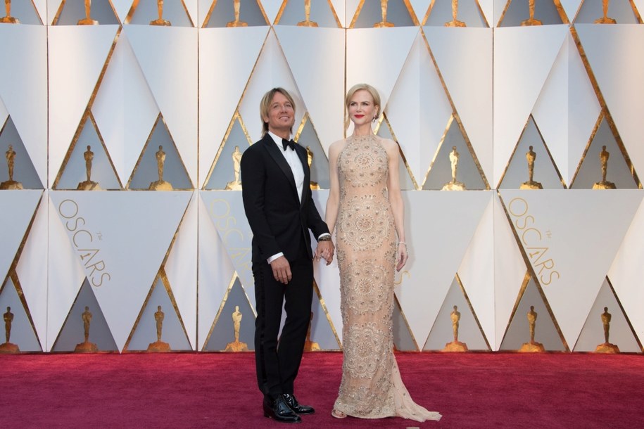 Keith Urban i Nicole Kidman w sukience od Armaniego na ubiegłorocznej oscarowej gali /Mike Baker / ¬©A.M.P.A.S. /PAP/Photoshot