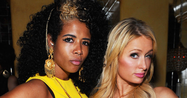 Kelis i Paris Hilton na imprezie /Alberto E. Rodriguez /Getty Images