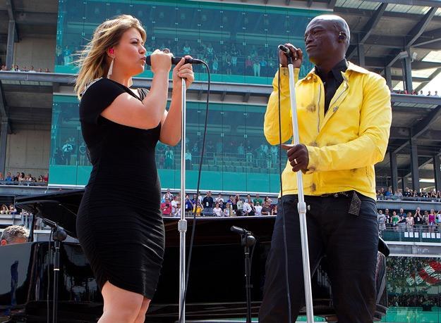 Kelly Clarkson i Seal podczas wykonywania hymnu USA - fot. Michael Hickey /Getty Images/Flash Press Media