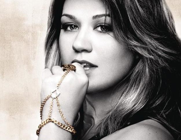 Kelly Clarkson na okładce albumu "Stronger" /