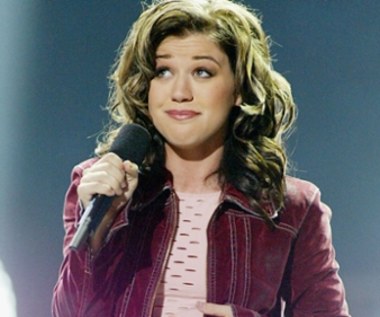 Kelly Clarkson wstydzi się swoich występów w "Idolu". Gdy ogląda występy, ma ciarki żenady
