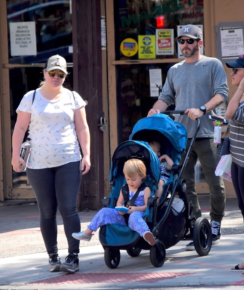 Kelly Clarkson z mężem i dziećmi /Splashnews /East News