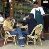 Kelner zapłaci podatek od napiwków? /AFP