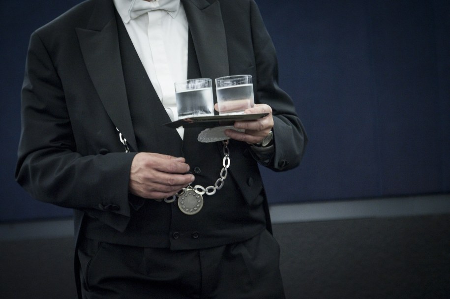 Francuska Riwiera przyciąga sezonowe kelnerki i kelnerów