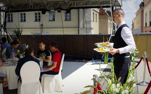 Kelnerzy serwują pyszności naszym gościom /Michał Dukaczewski /RMF FM