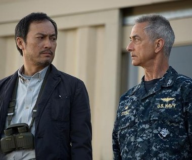 Ken Watanabe i David Strathairn w scenie z filmu "Godzilla"