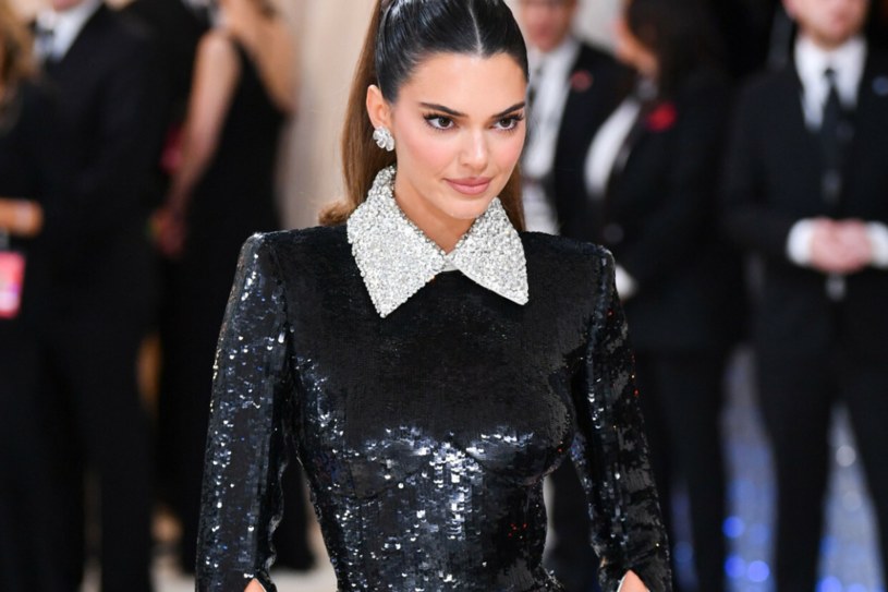 Kendall Jenner doskonale zna się na modzie i stawia na stylizacje, które wpisują się w obowiązujące trendy /Stephen Lovekin/BEI/Shutterstock /East News
