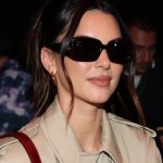 Kendall Jenner modowy klasyk nosi od dawna. Uniwersalny wybór na każdą okazję