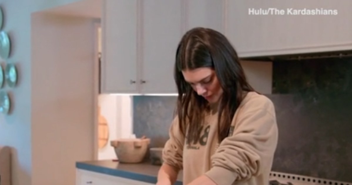 Kendall Jenner nie potrafi pokroić ogórka Foto: Hulu TV /materiał zewnętrzny