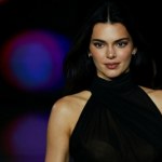 pokaz mody Kendall Jenner w prześwitującej sukni na pokazie L'Oréal Paris. Wyglądała jak anioł nocy