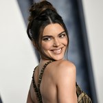 Kendall Jenner w prześwitującej sukni na wernisażu. Wszystko było widać!