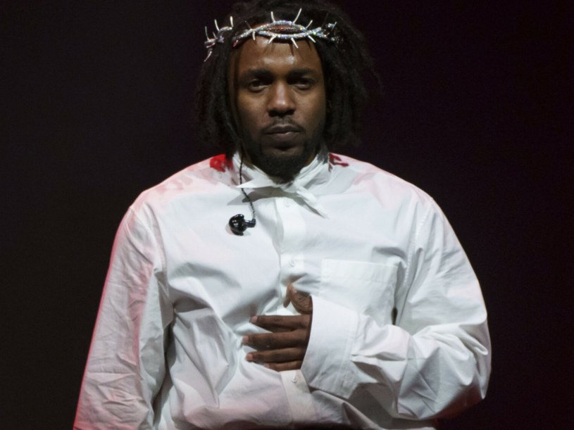 Kendrick Lamar na scenie w cierniowej koronie od Tiffany'ego wzywał do walki o prawa kobiet /AP/Associated Press/East News /East News