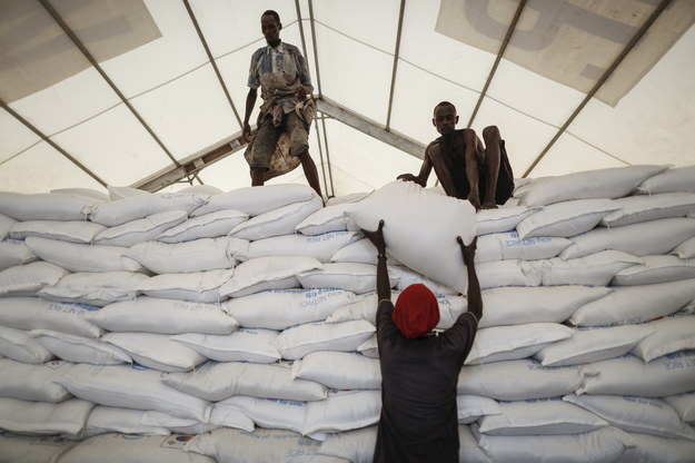 Kenia. Lokalni pracownicy układają worki ryżu podarowane Światowemu Programowi Żywnościowemu przez Koreę Południową, czerwiec 2019 /DAI KUROKAWA /PAP/EPA