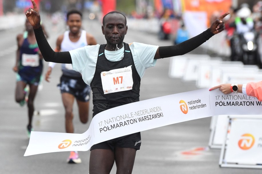 Kenijczyk Abraham Kasongwor Akopesha /Radek Pietruszka /PAP