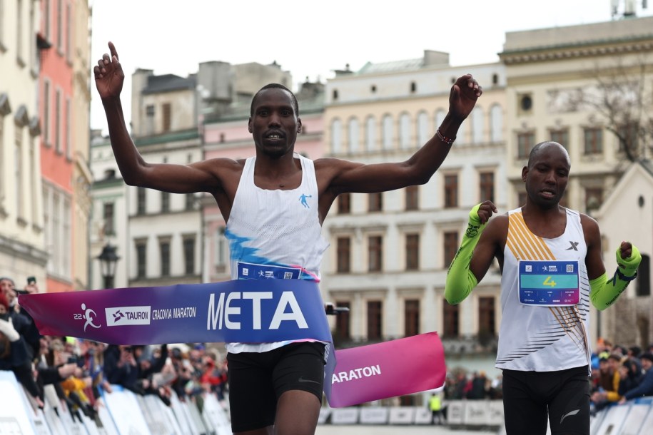 Kenijczyk Bernard Kiprotich Too (L) jako pierwszy mija linię mety /Art Service /PAP