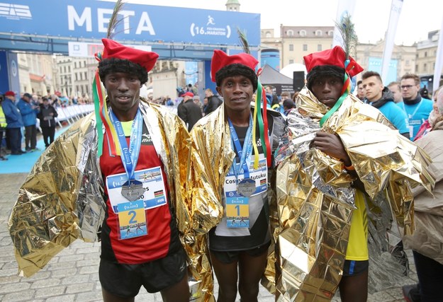 Kenijczyk Cosmas Mutuku (w środku) zajął pierwsze miejsce, drugi był jego rodak Moses Too (po lewej) a trzeci Dominic Mailu Musyimi (po prawej) na podium 16. edycji PZU Cracovia Maratonu. /Stanisław Rozpędzik /PAP