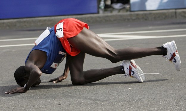 Kenijczyk Martin Lel całuje ziemię po wygraniu 38. maratonu w Nowym Jorku /Peter Foley /PAP/EPA