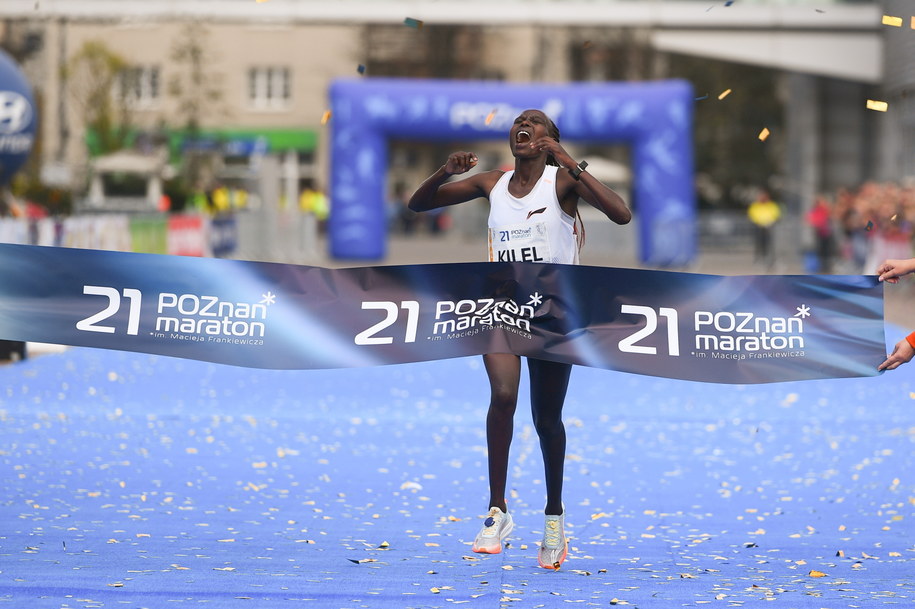 Kenijka Caroline Kilel, pierwsza na mecie 21. Poznań Maratonu /	Jakub Kaczmarczyk   /PAP