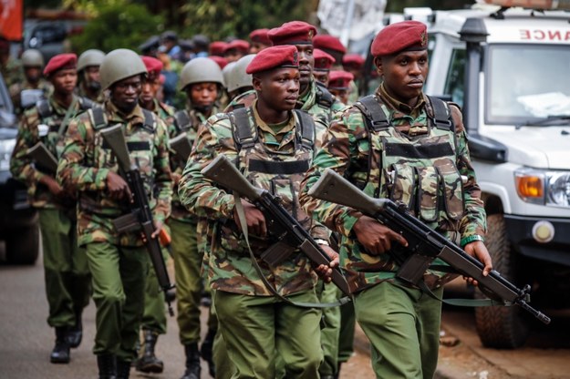 Kenijskie siły policyjne po zakończeniu operacji antyterrorystycznej w Nairobi /DAI KUROKAWA /PAP/EPA