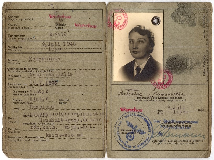 Kennkarta, czyli karta rozpoznawcza — okupacyjny dokument tożsamości (Warszawa 1943 r.) /Janusz Fila  /Agencja FORUM