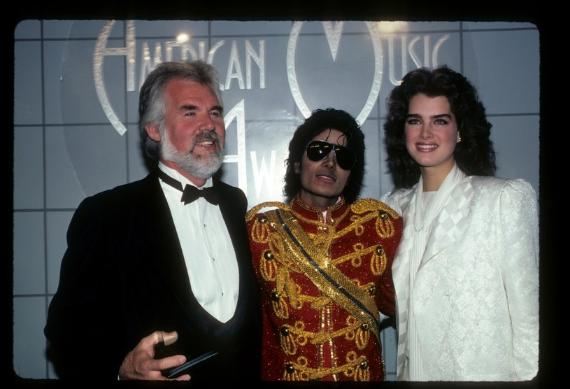 Kenny Rogers, Michael Jackson, Brooke Shields w 1984 roku /BC Photo Archives/Disney General Entertainment Content via Getty Images /Getty Images