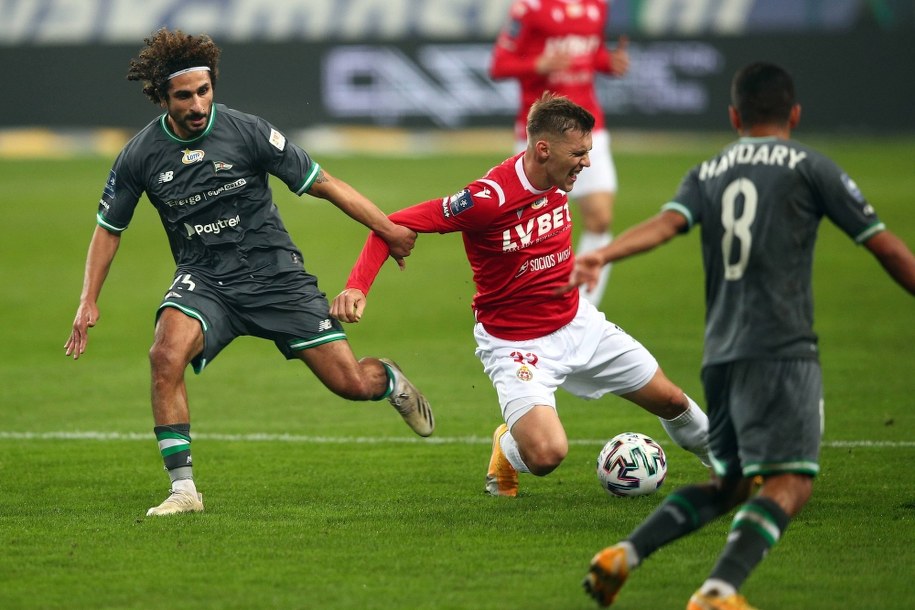 Kenny Sailef i Omran Haydary z Lechii Gdańsk oraz piłkarz Wisły Kraków Dawid Abramowicz podczas meczu Ekstraklasy, 28 października /	Łukasz Gągulski /PAP