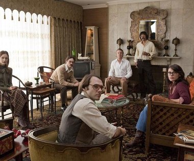 Kerry Bishé, Scoot McNairy, Christopher Denham, Tate Donovan, Rory Cochrane i Clea DuVall w scenie z filmu "Operacja Argo"