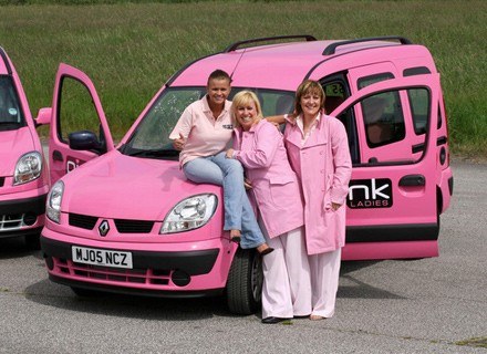 Kerry Katona (z lewej) założyła pierwszą firmę taksówkarską dla kobiet /AFP
