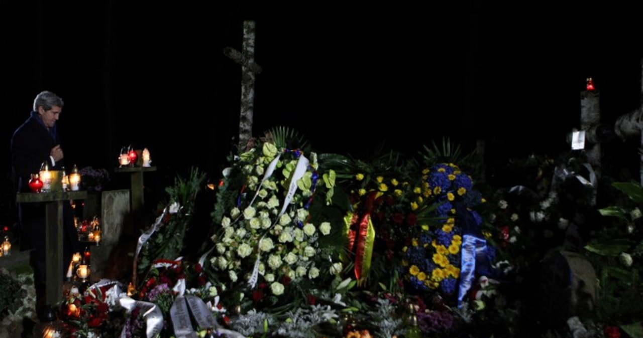 Kerry złożył kwiaty na grobie Mazowieckiego