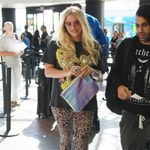 Kesha wypina się na lotnisku! Seksowna?