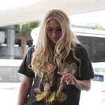 Kesha wypina się na lotnisku! Seksowna?
