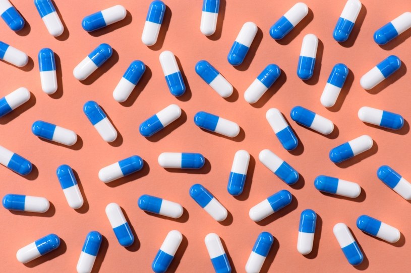Ketoprofen najczęściej jest dostępny w formie niebieskich tabletek lub biało-niebieskich kapsułek /123RF/PICSEL