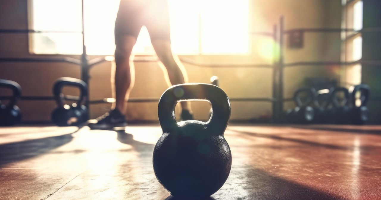 Kettlebell to ciężarek przypominający czajnik /123RF/PICSEL