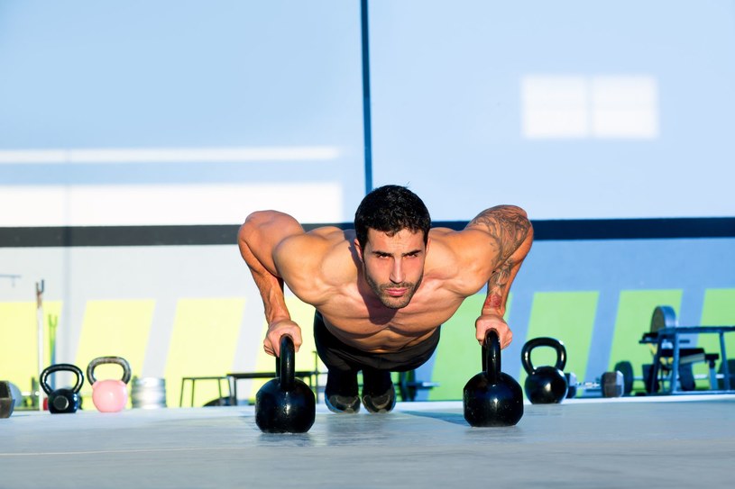 Kettlebells - druga część zestawu ćwiczeń od Jacka Bilczyńskiego /123RF/PICSEL