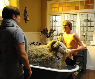 Kevin Bishop i Kris Marshall w scenie z filmu "Kochanie, poznaj moich kumpli"