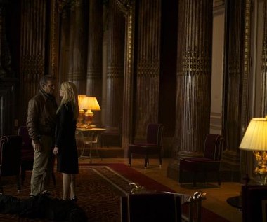 Kevin Costner i Amber Heard w scenie z filmu "72 godziny"