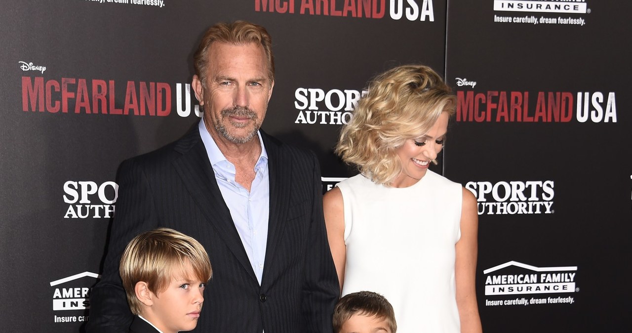 Kevin Costner i Christine Baumgartner z trójką swoich dzieci /AFP