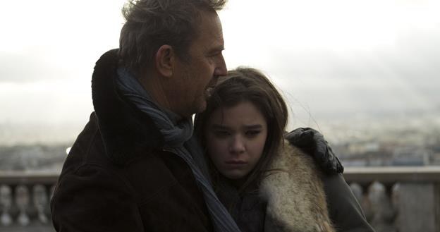 Kevin Costner i Hailee Steinfeld w scenie z filmu "72 godziny" /materiały dystrybutora