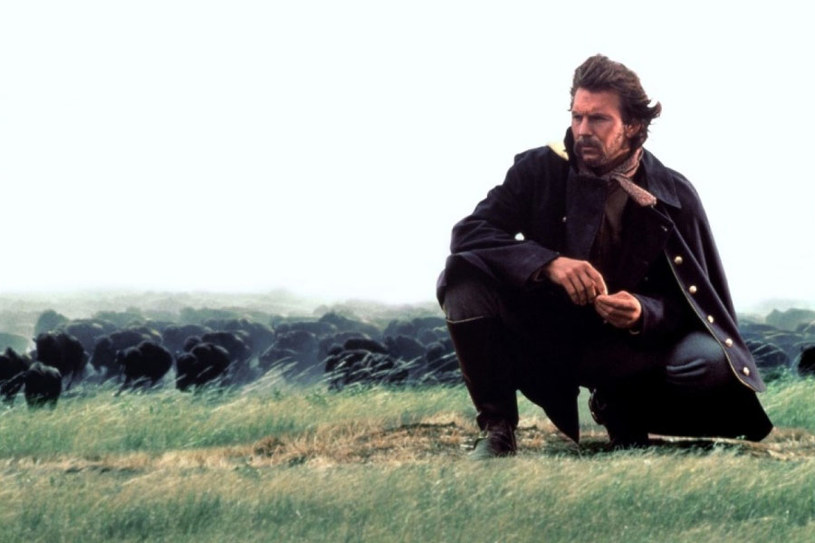 Kevin Costner otrzymał Oscara za reżyserie filmu "Tańczący z wilkami" (1990) /materiały dystrybutora