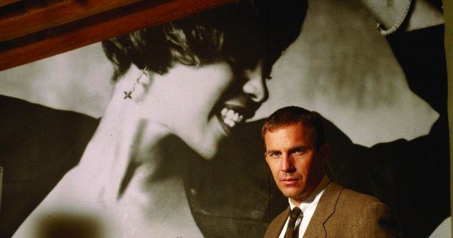 Kevin Costner w filmie "Bodyguard" (1992) /materiały prasowe