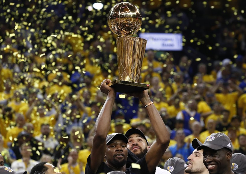 Kevin Durant z trofeum dla mistrzów NBA /PAP/EPA
