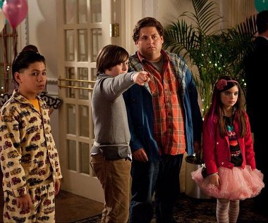 Kevin Hernandez, Max Records, Jonah Hill i Landry Bender w scenie z filmu "Facet do dziecka"