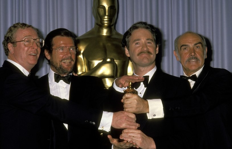 Kevin Kline (2P) z Oscarem w wyborowym towarzystwie: Michaela Caine'a (L), Rogera Moor'ea (2L) i Seana Connery'ego (P) / Ron Galella/Ron Galella Collection  /Getty Images