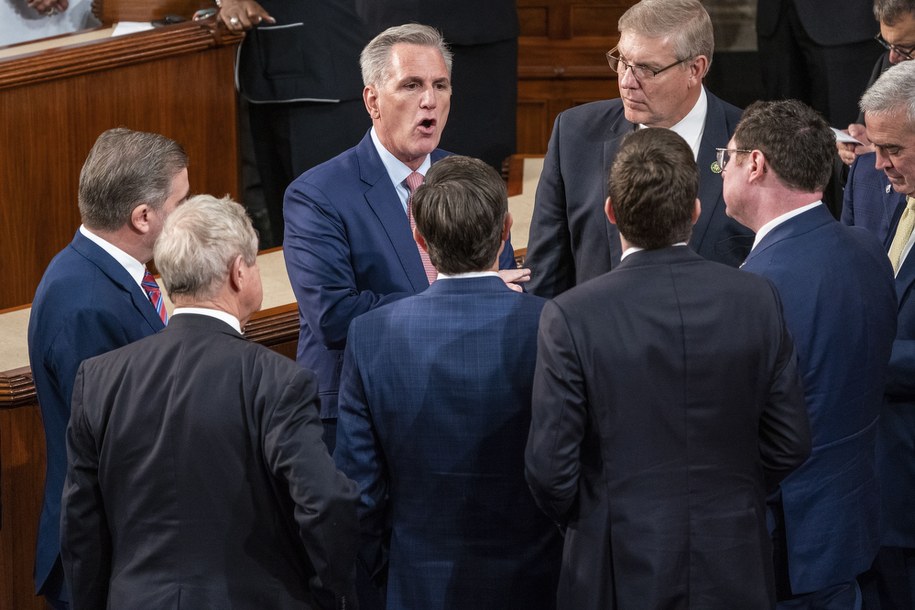 Kevin McCarthy podczas dyskusji z członkami Partii Republikańskiej /SHAWN THEW    /PAP/EPA