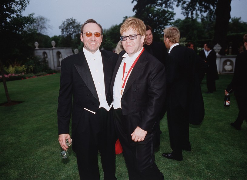 Kevin Spacey i Elton John podczas White Tie and Tiara Ball 2001 /John Rogers / Contributor /Getty Images