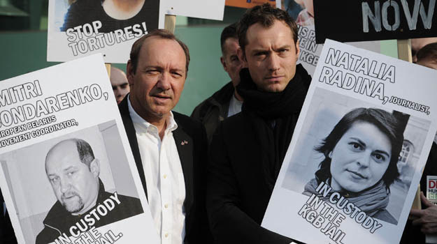 Kevin Spacey i Jude Law wspierali się podczas pikiety /AFP