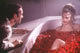 Kevin Spacey i Mena Suvari w filmie "American Beauty" /