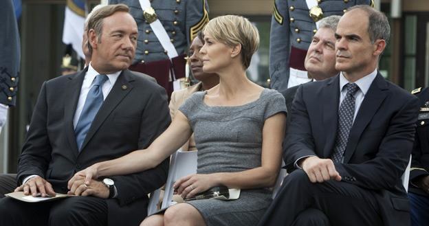 Kevin Spacey, Robin Wright i Michael Kelly w serialu "House of Cards" /materiały prasowe